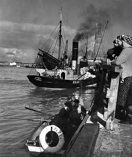 The herring harvest at Great Yarmouth. Busy scenes at Fishwharf where the drifters