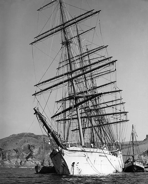Herzogin Cecile, Windjammer Ship, stranded on rocks off Bolt Head, South Devon