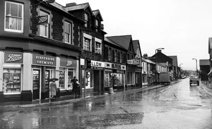 Framed Print : The High Street, leading to Bute Street, Treorchy. Treorchy