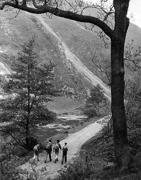 Hiking toward Thorpe Cloud. Mountain. May 1945 P005192