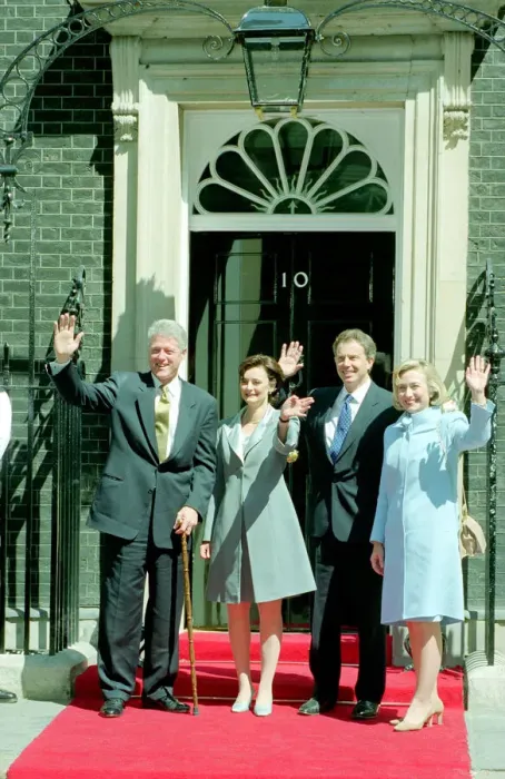 Framed Print : Bill and Hilary Clinton visit Tony and Cherie Blair at 10 Downing Street Framed Print : Bill and Hilary Clinton visit Tony and Cherie Blair at 10 Downing Street