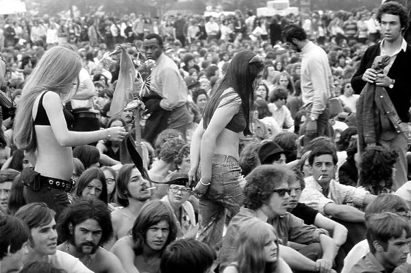 Hippies: Nudism: Nudes in Hyde Park. July 1970 70-6856-004