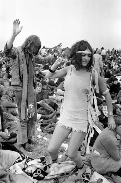 Framed Print : Hippy couple dancing at The Isle of Wight Festival. 30th August 1969 Framed Print : Hippy couple dancing at The Isle of Wight Festival. 30th August 1969