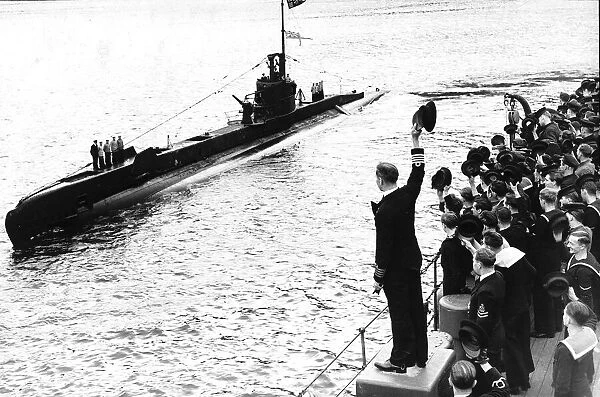HM Submarine Safari is cheered as she returns safely to port after WW2 patrol. 1945