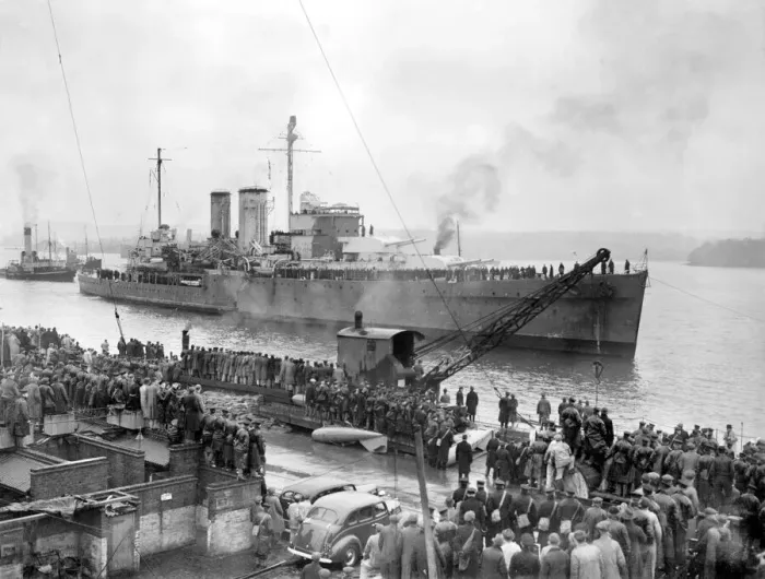 Framed Print : HMS Exeter, Type 42, coming into Plymouth after the battle of The River Plate Framed Print : HMS Exeter, Type 42, coming into Plymouth after the battle of The River Plate