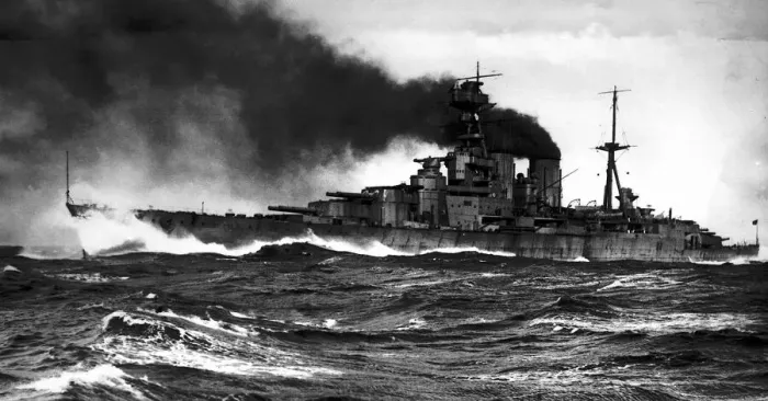 Framed Print : HMS Hood seen here on exercise in July 1925 Framed Print : HMS Hood seen here on exercise in July 1925