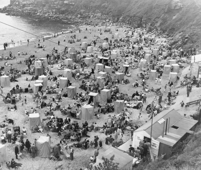 Framed Print : Hoards of sun worshippers enjoying the glorious sunshine at Tynemouth Framed Print : Hoards of sun worshippers enjoying the glorious sunshine at Tynemouth