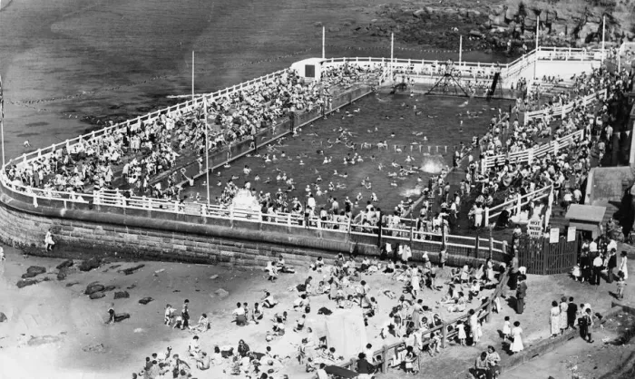 Framed Print : Hoards of sun worshippers enjoying the glorious sunshine at Tynemouth Framed Print : Hoards of sun worshippers enjoying the glorious sunshine at Tynemouth