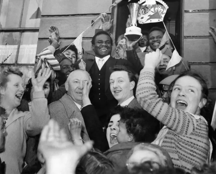 Framed Print : Hogan Kid'Bassey is cheered by neighbours as he arrives at his mother-in-laws Framed Print : Hogan Kid'Bassey is cheered by neighbours as he arrives at his mother-in-laws