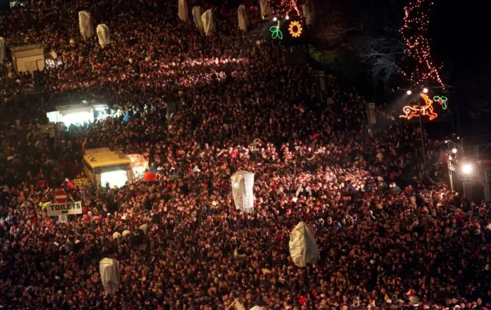 Framed Print : Hogmanay celebrations in Edinburgh December 1998 crowds of revellers at the bells in Framed Print : Hogmanay celebrations in Edinburgh December 1998 crowds of revellers at the bells in