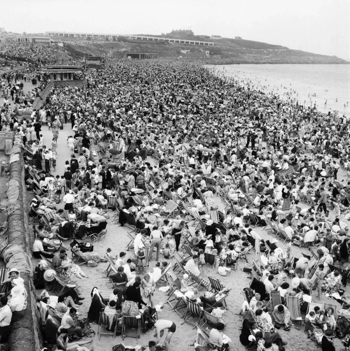 Framed Print : Holiday Crowds at Barry Island: The Fantastic Holiday crowds which took Barry Island Framed Print : Holiday Crowds at Barry Island: The Fantastic Holiday crowds which took Barry Island