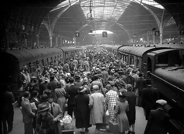 Holiday Crowds at Paddington Station GWR Holiday weekend - large rush for