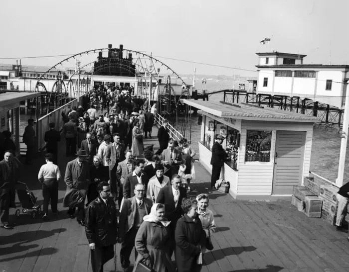 Framed Print : Holiday crowds in Southend, Essex. 23rd April 1957 Framed Print : Holiday crowds in Southend, Essex. 23rd April 1957