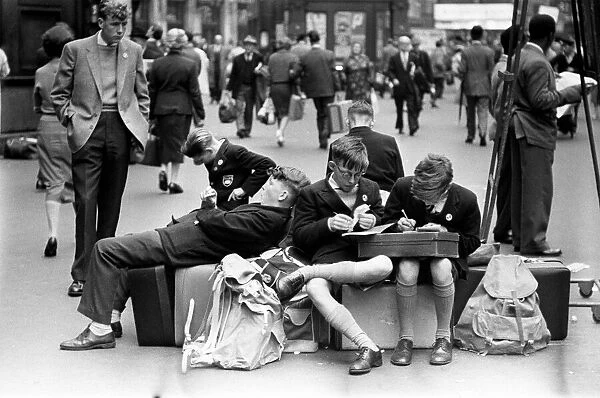 Holiday crowds at Waterloo Station, 29th July 1960
