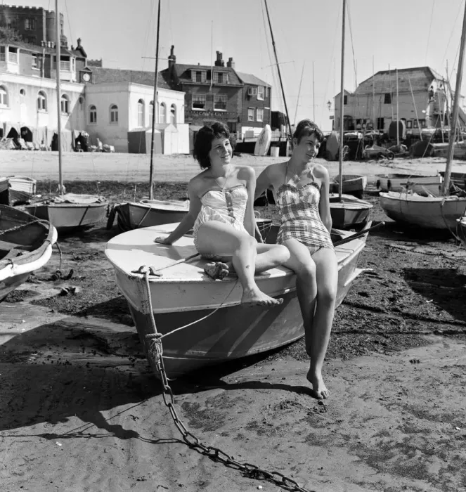 Framed Print : Holiday makers on the beach at Broadstairs, enjoying the sunshine Framed Print : Holiday makers on the beach at Broadstairs, enjoying the sunshine