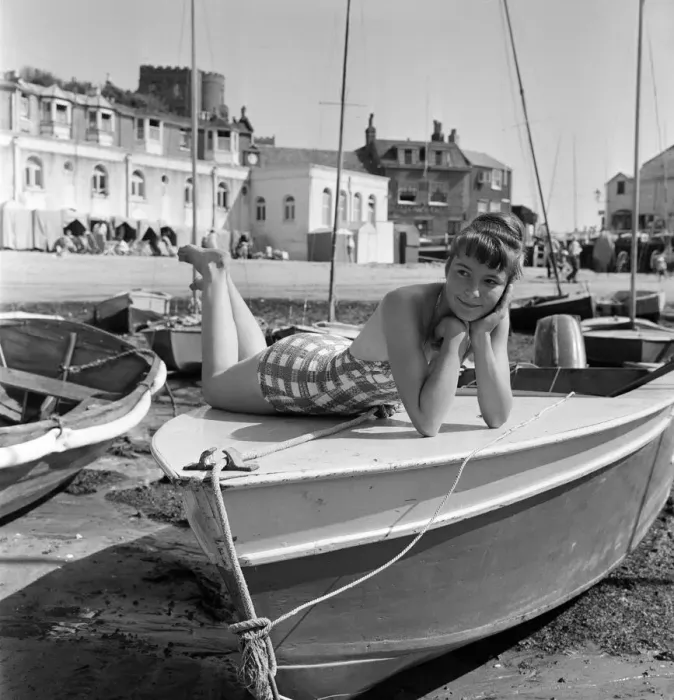 Framed Print : Holiday makers on the beach at Broadstairs, enjoying the sunshine Framed Print : Holiday makers on the beach at Broadstairs, enjoying the sunshine
