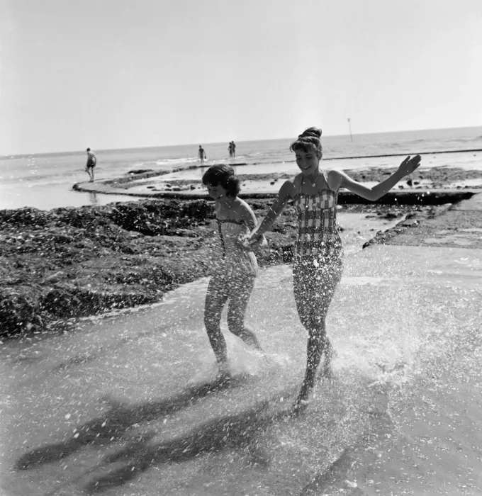 Framed Print : Holiday makers on the beach at Broadstairs, enjoying the sunshine