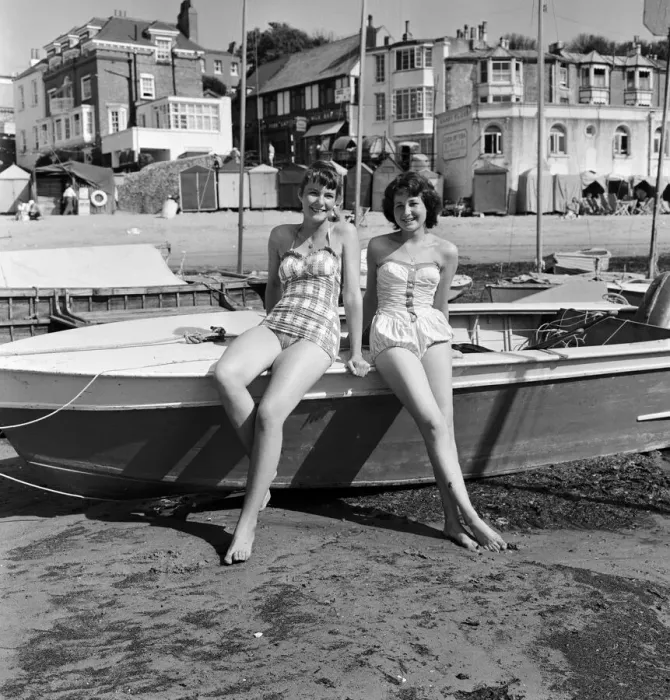 Framed Print : Holiday makers on the beach at Broadstairs, enjoying the sunshine Framed Print : Holiday makers on the beach at Broadstairs, enjoying the sunshine