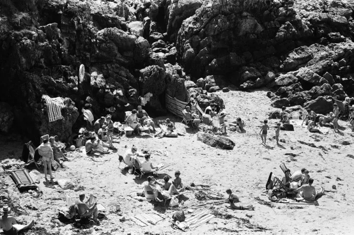 Framed Print : Holiday makers at Langland Bay, Mumbles, Swansea. 17th August 1967