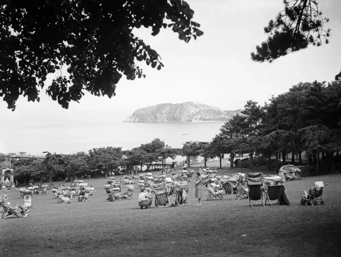 Framed Print : Holiday makers in Llandudno, Conwy County Borough, Clwyd, Wales. 22nd August 1949 Framed Print : Holiday makers in Llandudno, Conwy County Borough, Clwyd, Wales. 22nd August 1949