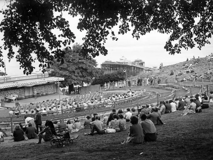 Framed Print : Holiday makers in Llandudno, Conwy County Borough, Clwyd, Wales. 22nd August 1949 Framed Print : Holiday makers in Llandudno, Conwy County Borough, Clwyd, Wales. 22nd August 1949