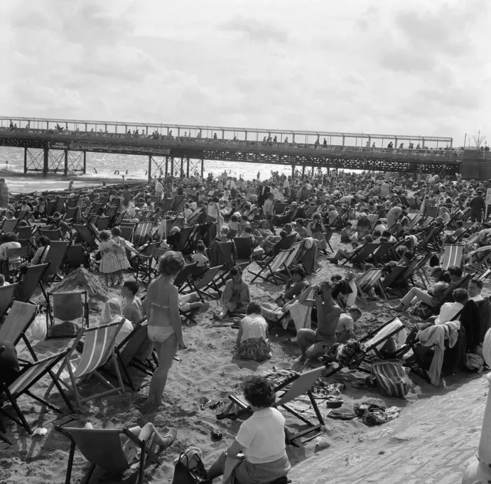 Framed Print : Holiday scenes in Bournemouth, Dorset. 5th August 1961