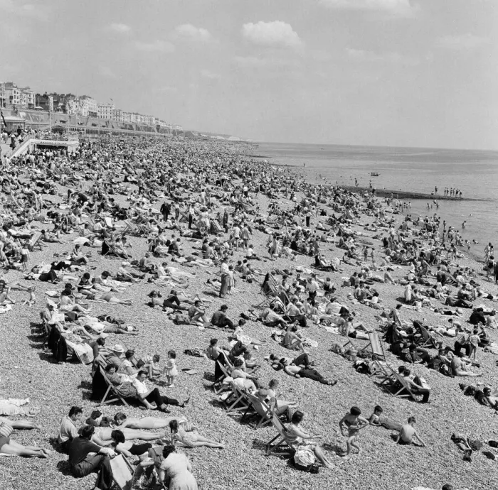 Framed Print : Holiday scenes in Brighton, East Sussex. 10th June 1962