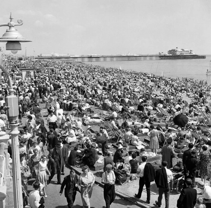 Framed Print : Holiday scenes in Brighton, East Sussex. 10th June 1962 Framed Print : Holiday scenes in Brighton, East Sussex. 10th June 1962