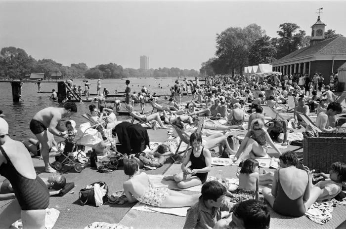 Framed Print : Holiday scenes in Brighton, East Sussex on the Whitsun bank holiday. 15th May 1964 Framed Print : Holiday scenes in Brighton, East Sussex on the Whitsun bank holiday. 15th May 1964