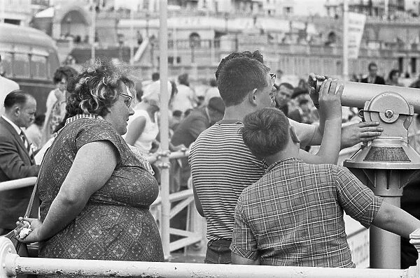 Holiday scenes at Brighton. Holidaymakers on Brighton