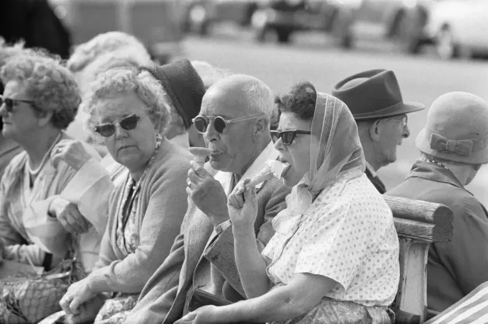 Framed Print : Holiday scenes at Brighton Holidaymakers enjoying the hot weather by cooling off Framed Print : Holiday scenes at Brighton Holidaymakers enjoying the hot weather by cooling off