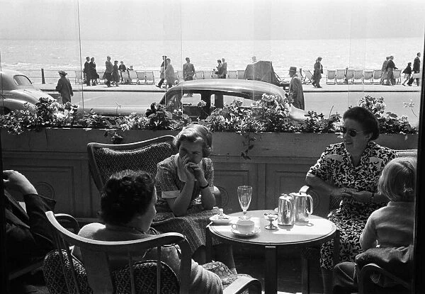 Holiday scenes. in Hastings, East Sussex. Holidaymakers enjoying a afternoon tea at a