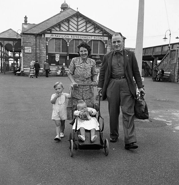 Holiday scenes in Weston-super-Mare, Somerset, England. 26th August 1949