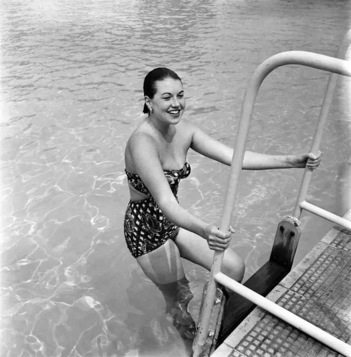 Framed Print : Holiday ! Swimming. Opera Singer Betty Harrison seen Swimming at the Roehampton Lido Framed Print : Holiday ! Swimming. Opera Singer Betty Harrison seen Swimming at the Roehampton Lido