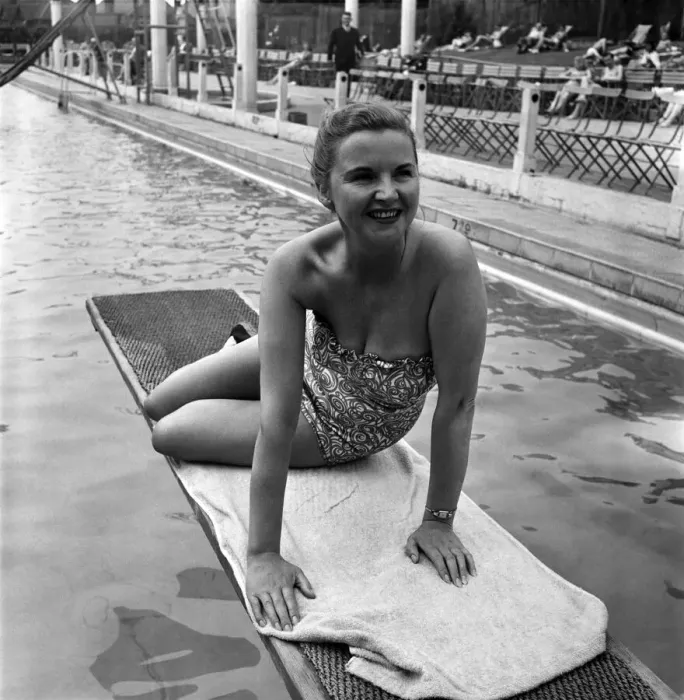 Framed Print : Holiday ! Swimming. Opera Singer Betty Harrison seen Swimming at the Roehampton Lido Framed Print : Holiday ! Swimming. Opera Singer Betty Harrison seen Swimming at the Roehampton Lido