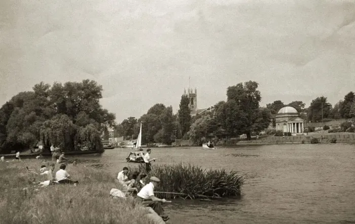 Framed Print : Holidaymakeres fish in the River Thames at Hampton Circa 1940 A©Mirrorpix Framed Print : Holidaymakeres fish in the River Thames at Hampton Circa 1940 A©Mirrorpix