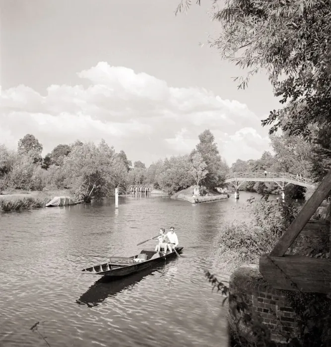 Framed Print : HolidaymakerIs in the Henley on Thames Swimming pool Water Holiday Punt Framed Print : HolidaymakerIs in the Henley on Thames Swimming pool Water Holiday Punt