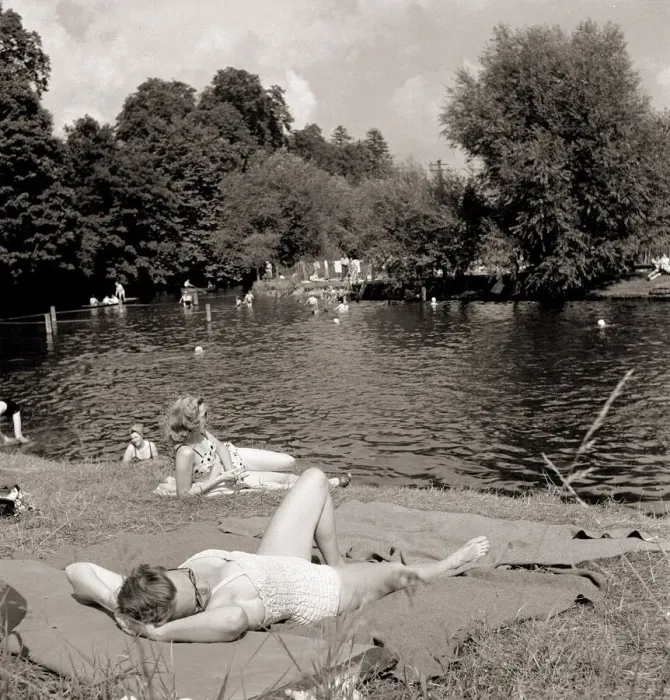 Framed Print : HolidaymakerIs in the Henley on Thames Swimming pool Women Sunbathing