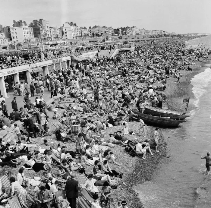 Framed Print : Holidaymakers enjoy the August Bank Holiday in Brighton, East Sussex. 5th August 1962