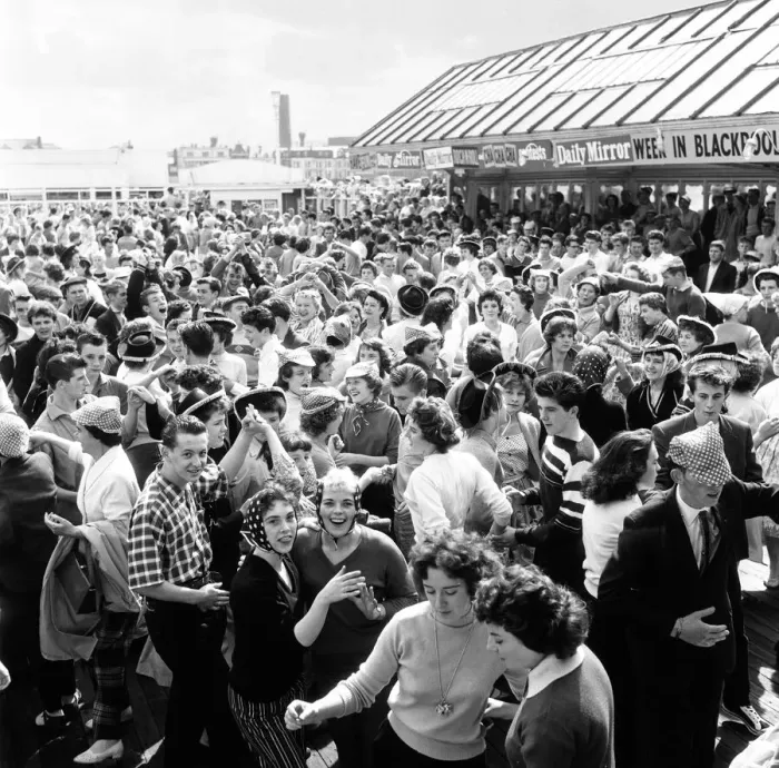 Framed Print : Holidaymakers enjoy Daily Mirror Blackpool Week, 28th July 1959 Framed Print : Holidaymakers enjoy Daily Mirror Blackpool Week, 28th July 1959