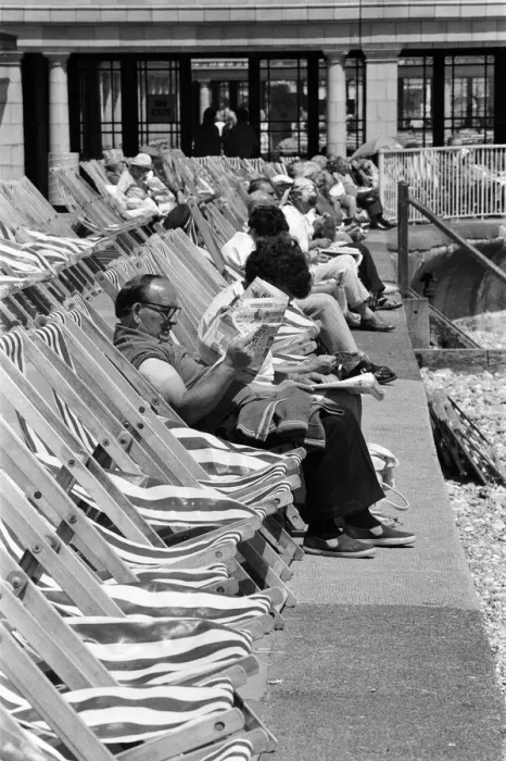 Framed Print : Holidaymakers enjoying themselves at Eastbourne, East Sussex, during the summer of 1976 Framed Print : Holidaymakers enjoying themselves at Eastbourne, East Sussex, during the summer of 1976