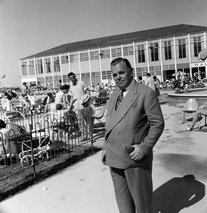 Framed Print : Holidaymakers enjoying their holiday at Butlins Holiday Camp, Minehead