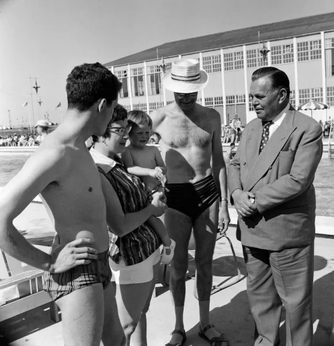 Framed Print : Holidaymakers enjoying their holiday at Butlins Holiday Camp, Minehead. Boss Billy Butlin