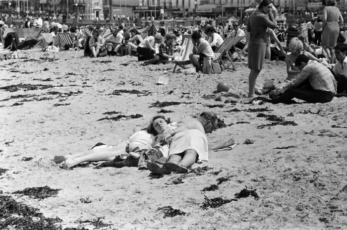 Framed Print : Holidaymakers in Margate, Kent. 14th July 1966 Framed Print : Holidaymakers in Margate, Kent. 14th July 1966