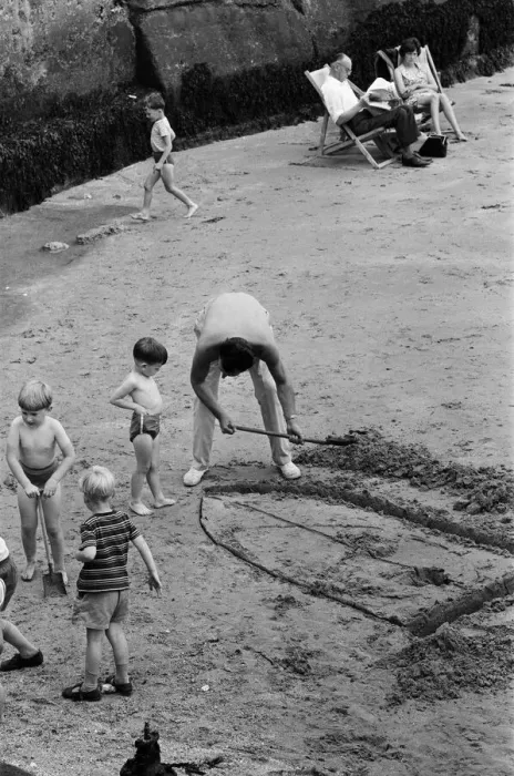 Framed Print : Holidaymakers in Margate, Kent. 14th July 1966 Framed Print : Holidaymakers in Margate, Kent. 14th July 1966