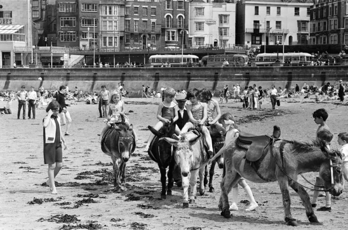 Framed Print : Holidaymakers in Margate, Kent. 14th July 1966 Framed Print : Holidaymakers in Margate, Kent. 14th July 1966