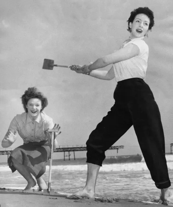 Framed Print : Holidaymakers play a game of cricket on the sands at Bournmouth Nicola Wells batting with