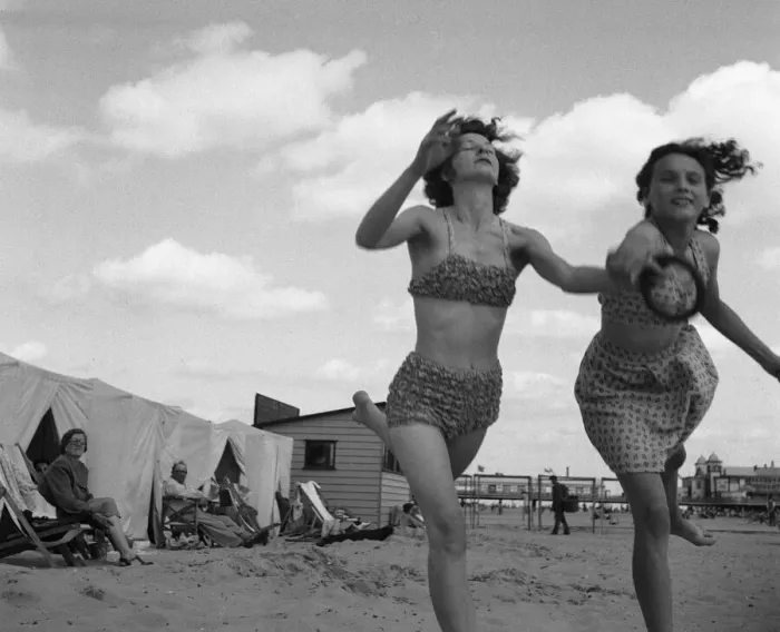 Framed Print : Holidaymakers playing with a quoit on the beach close to the Britannia Pier Framed Print : Holidaymakers playing with a quoit on the beach close to the Britannia Pier