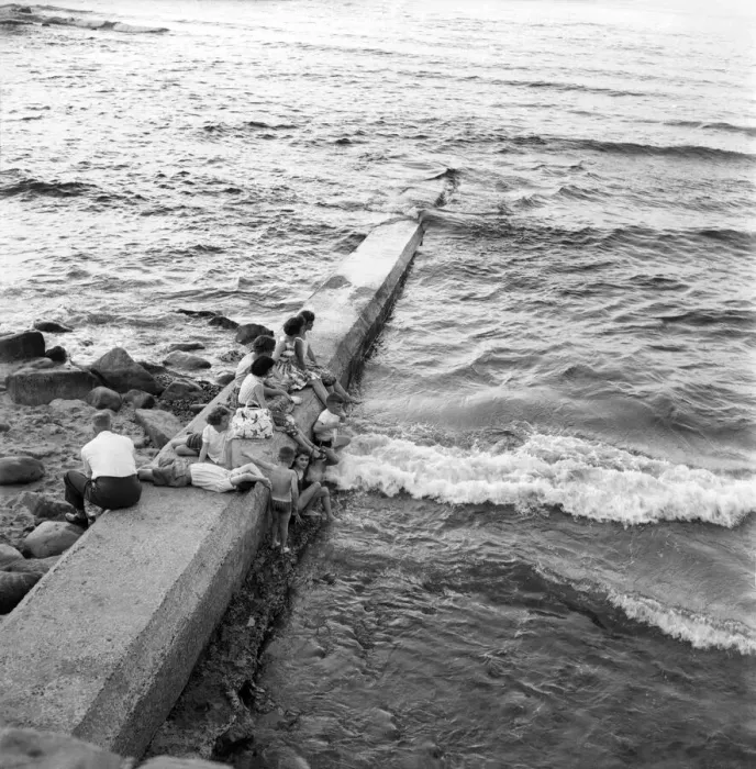 Framed Print : Holidaymakers on a sewerage pipe on the beach at Tynemouth near Newcastle Upon Tyne