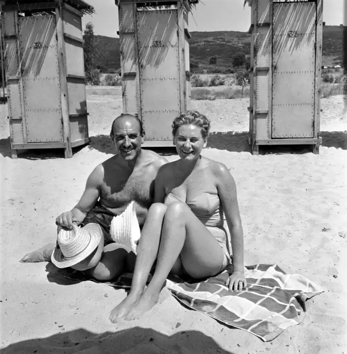 Framed Print : Holidays: Couples enjoying the beach on Corsica. August 1957 A503a-006